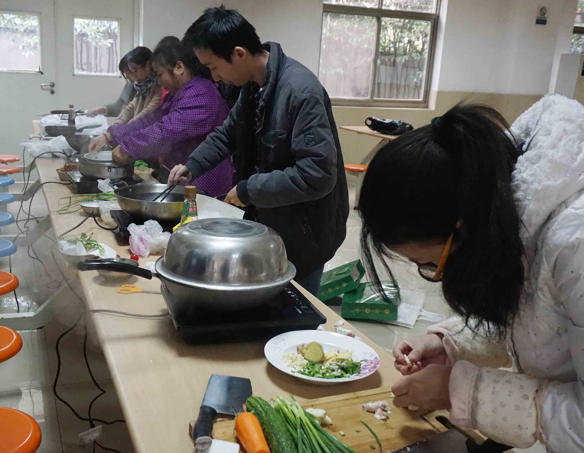 
                            魚火相逢，互展廚技，共烹友旺情！