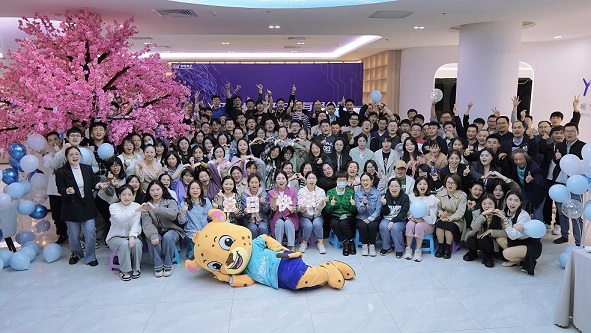 
                            啟芯程共迎芳誕，印未來(lái)同筑輝煌