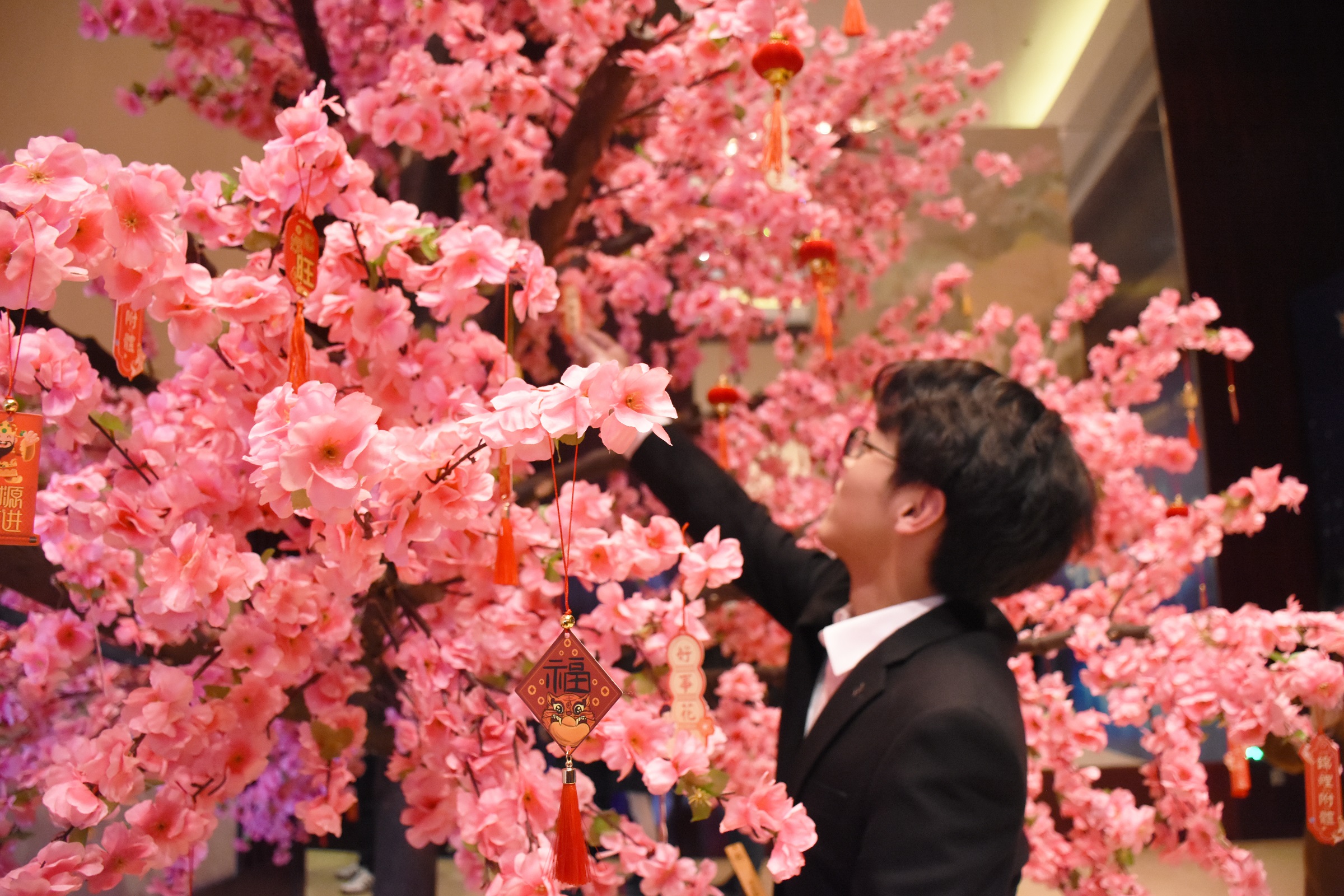 16430983565690093C4A.jpg 員工+年會(huì)場景 (7).jpg